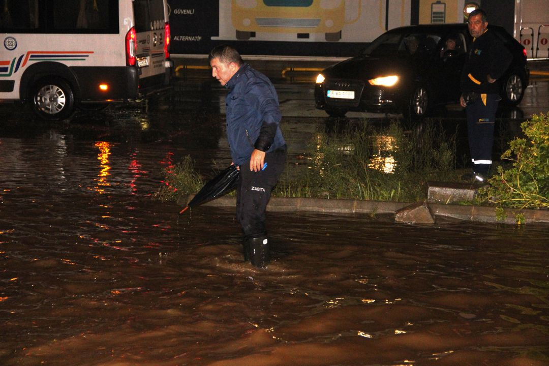 Sağanak Bodrum'u felç etti!.. Kara yolu trafiğe kapandı, su basması, taşkın..! Kare kare o anlar! - Sayfa 4