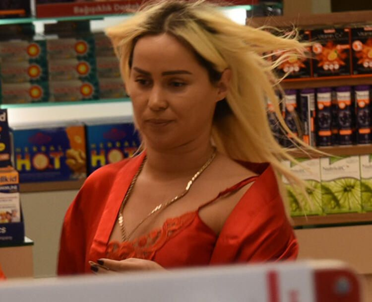 Yer: Nişantaşı... Görenler şok oldu!.. Ünlü şarkıcı güpegündüz eczaneye gecelikle geldi! - Sayfa 3