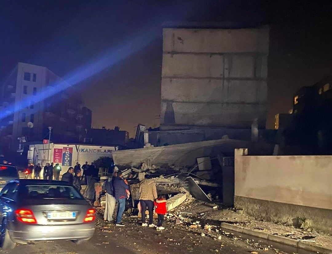 Arnavutluk'ta deprem felaketi!.. Bilanço ağır!.. Enkaz altında kalanlar, ölenler ve yaralananlar var! - Sayfa 3
