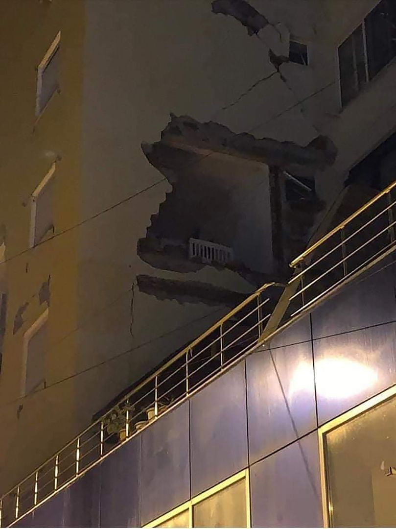 Arnavutluk'ta deprem felaketi!.. Bilanço ağır!.. Enkaz altında kalanlar, ölenler ve yaralananlar var! - Sayfa 4