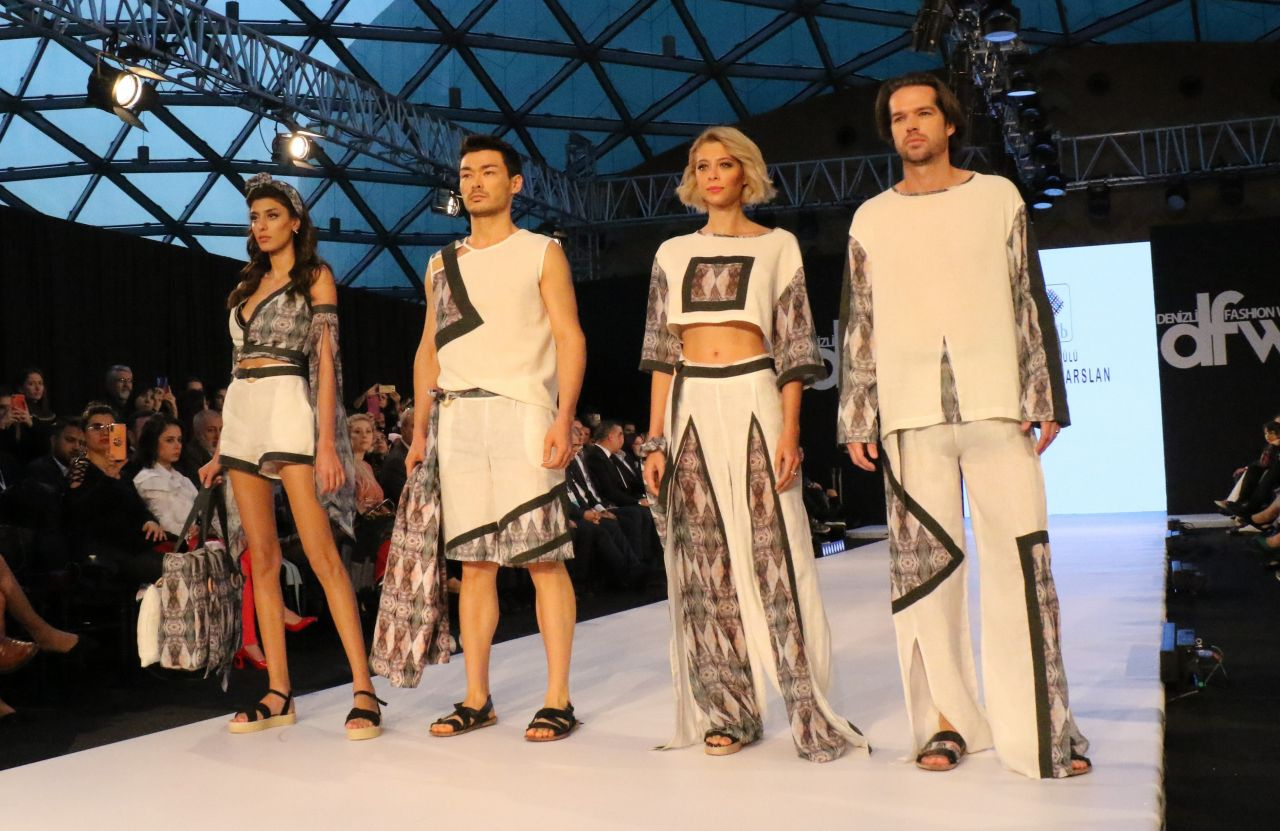 Fashion Week'te ünlü mankenler podyuma çıktı - Sayfa 1