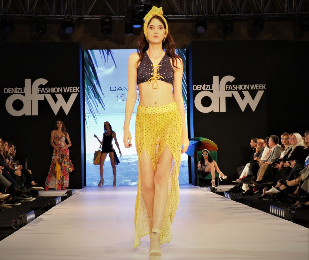 Fashion Week'te ünlü mankenler podyuma çıktı - Sayfa 3