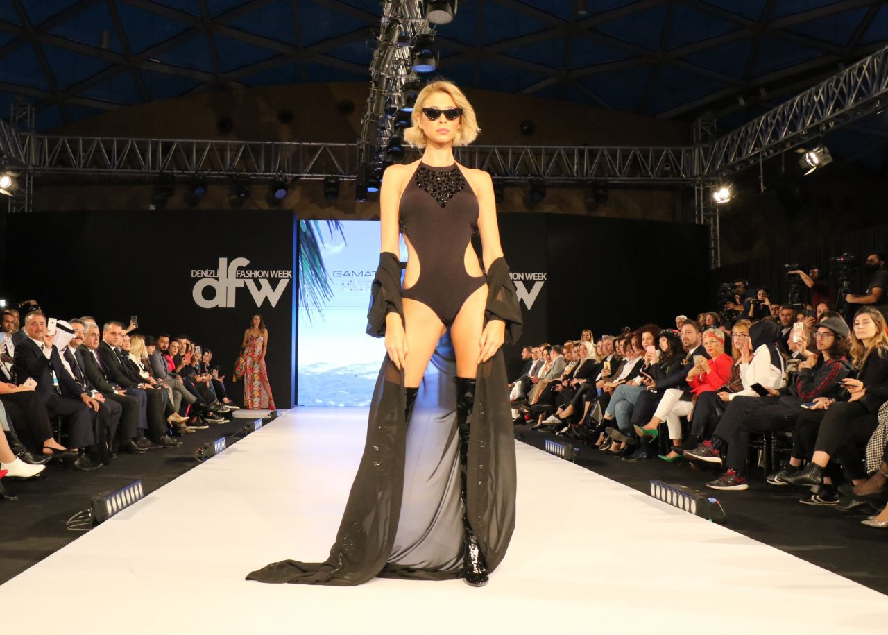 Fashion Week'te ünlü mankenler podyuma çıktı - Sayfa 4