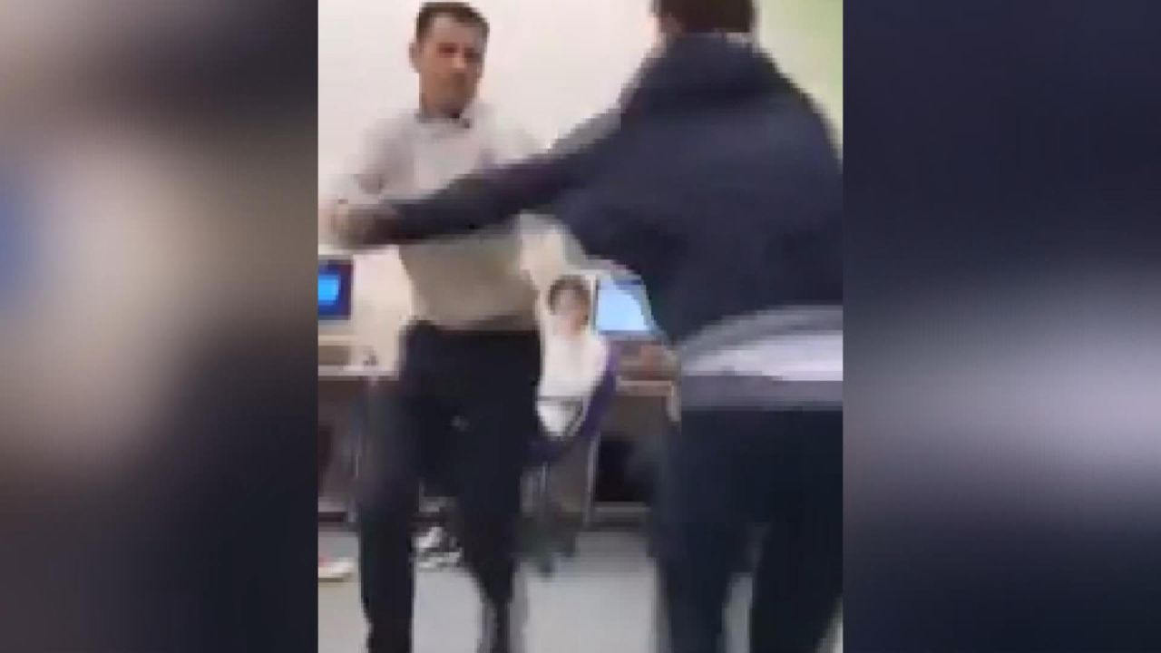 Öğretmen ve öğrenci tekme tokat kavga etti - Sayfa 1