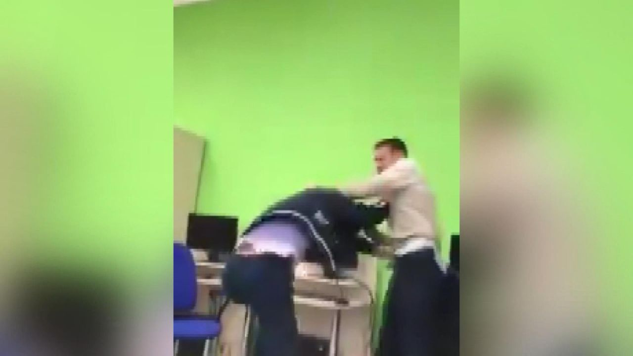 Öğretmen ve öğrenci tekme tokat kavga etti - Sayfa 3