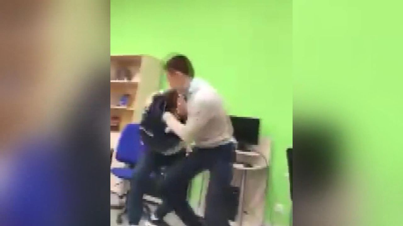 Öğretmen ve öğrenci tekme tokat kavga etti - Sayfa 4