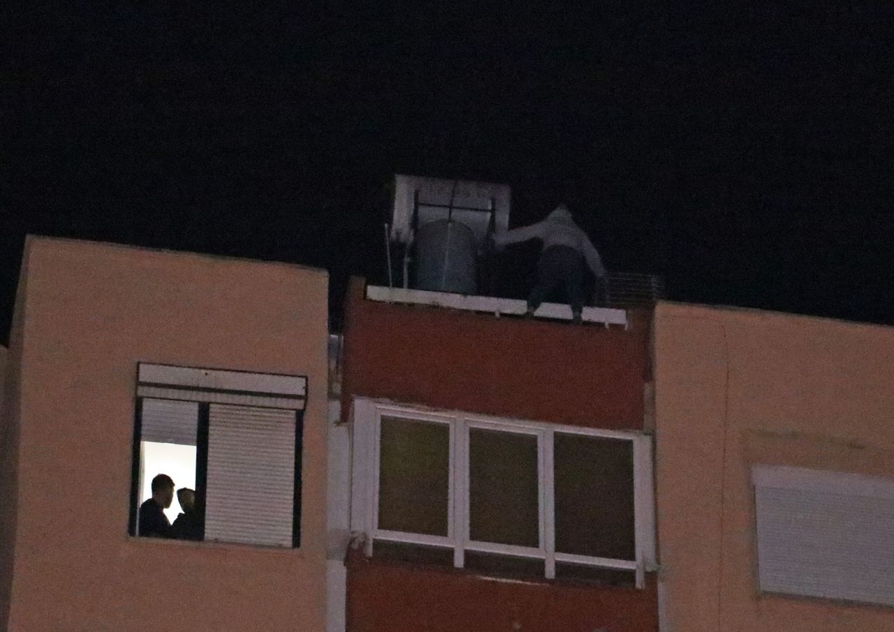 12 katlı apartmanın çatısından aşağı sarkan genç kadını film izler gibi izlediler - Sayfa 2