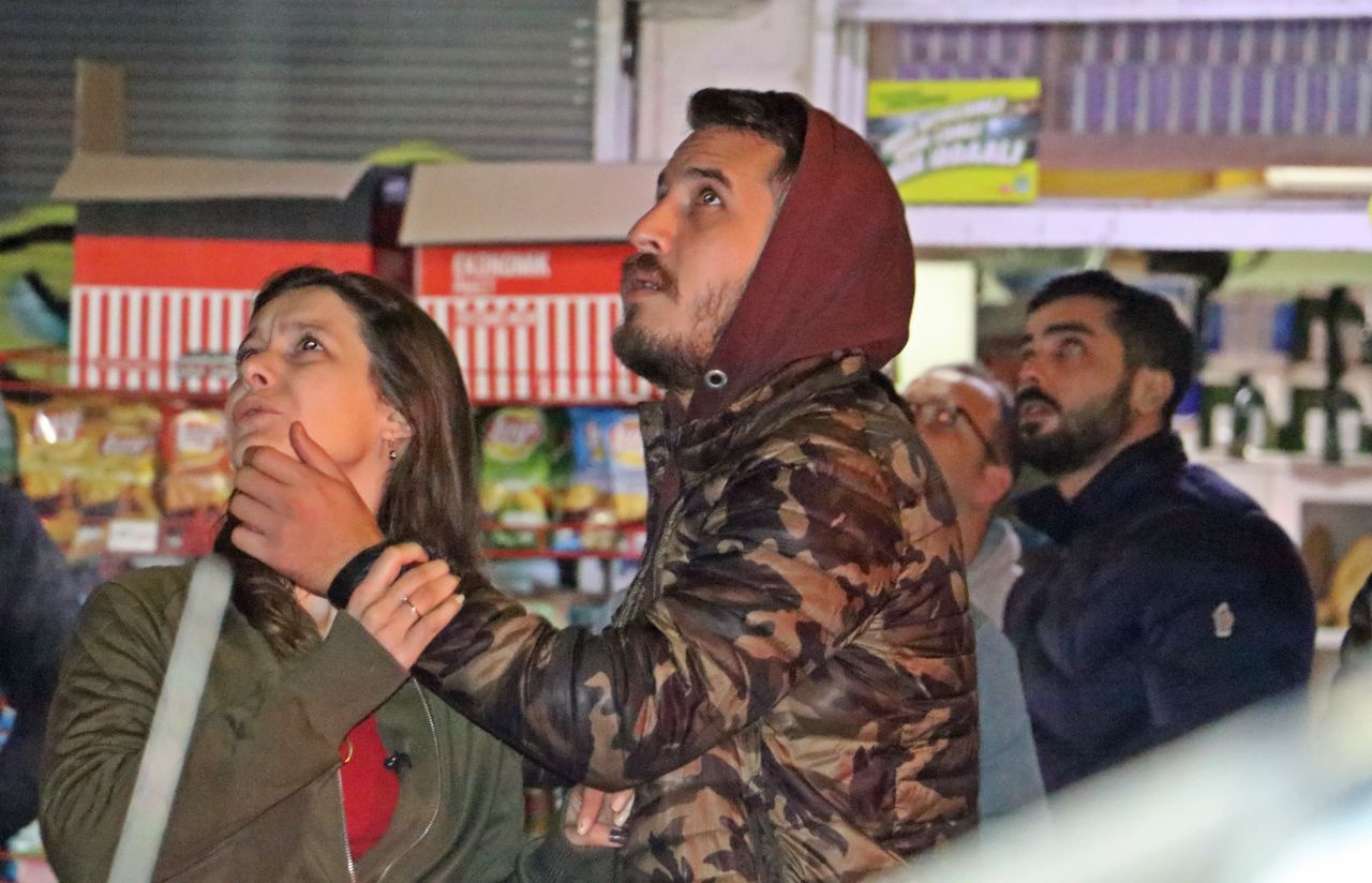 12 katlı apartmanın çatısından aşağı sarkan genç kadını film izler gibi izlediler - Sayfa 3