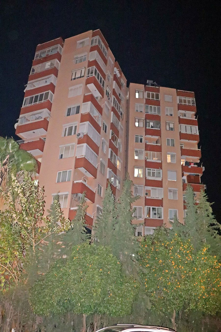12 katlı apartmanın çatısından aşağı sarkan genç kadını film izler gibi izlediler - Sayfa 1