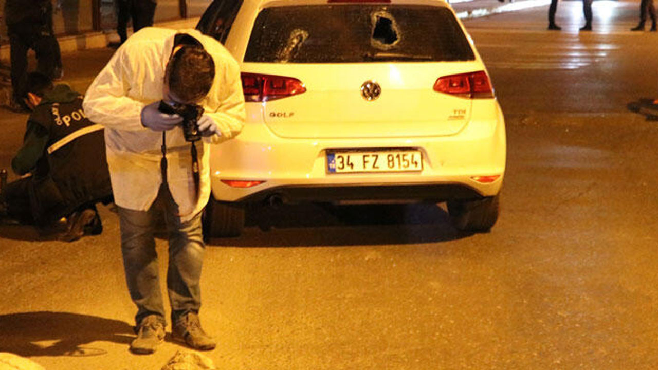 Maltepe�de otomobil kurşun yağmuruna tutuldu Yaralılar var