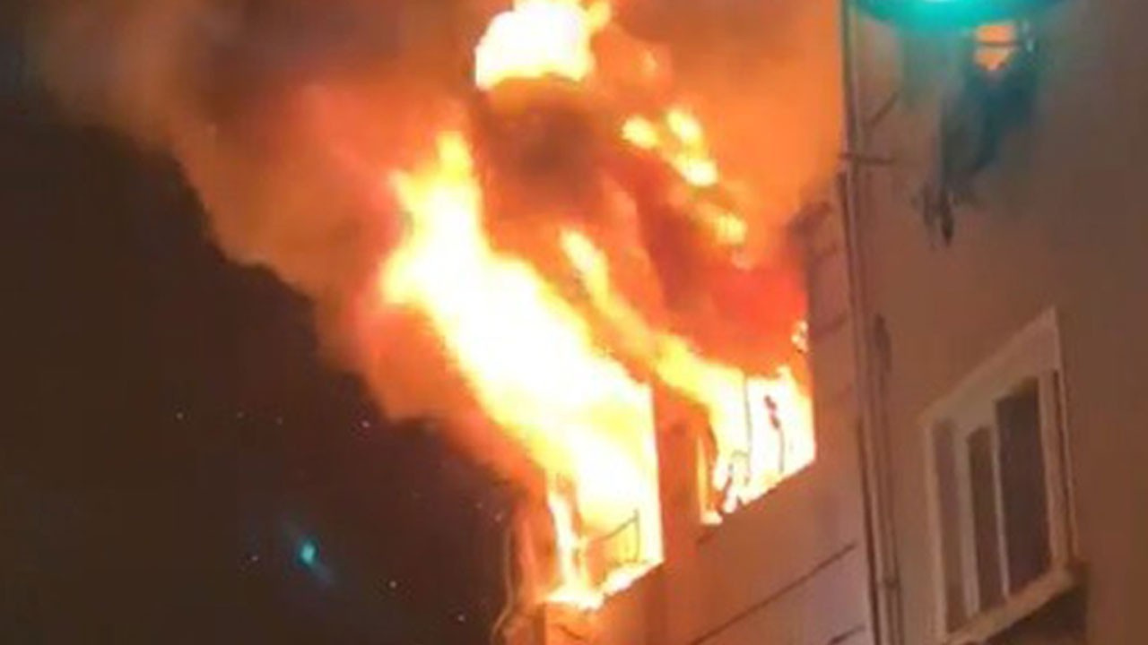 Beyoğlu’nda 5 katlı bina alev alev yandı