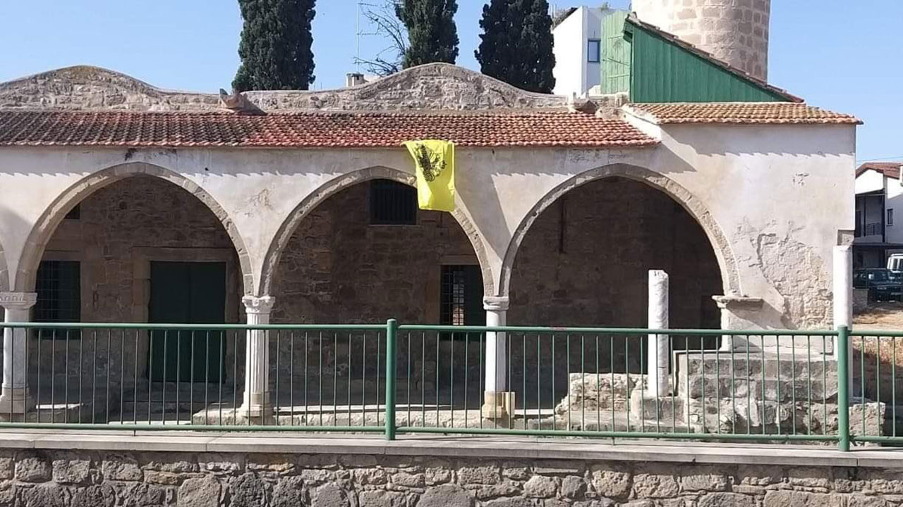 Camiye Bizans bayrağı asıldı.