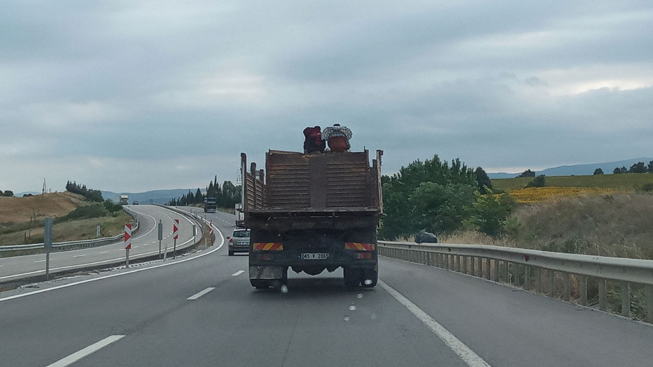 Bursa’da kamyon üstünde tehlikeli yolculuk