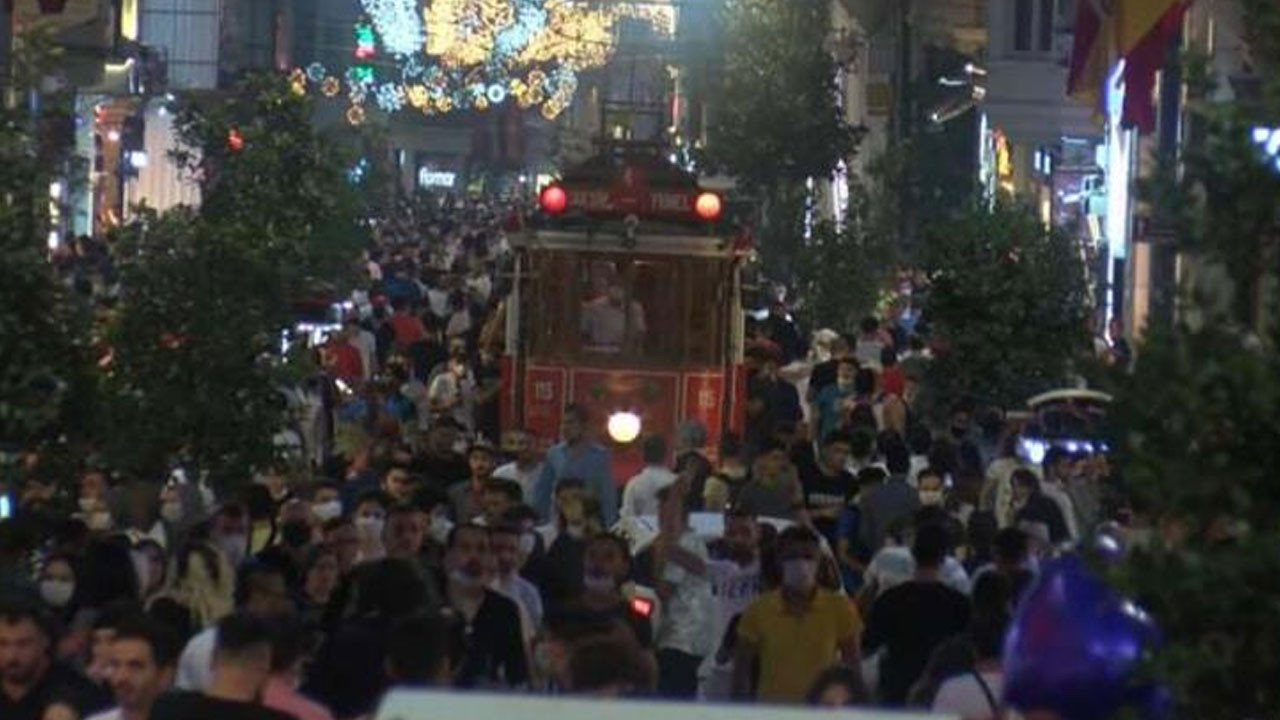 Yer İstiklal Caddesi! İğne atsanız yere düşmez!