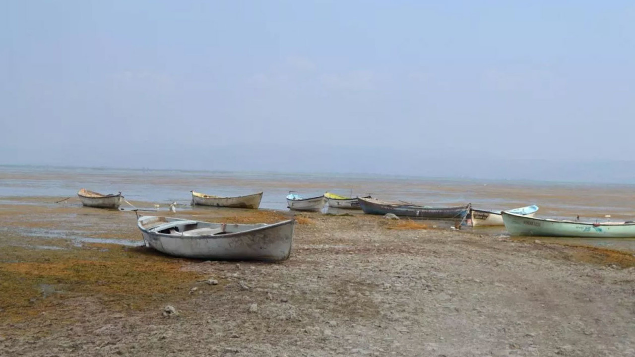 Su seviyesi sıfırlandı! Marmara Gölü'nde korkutan görüntü - Resim : 2