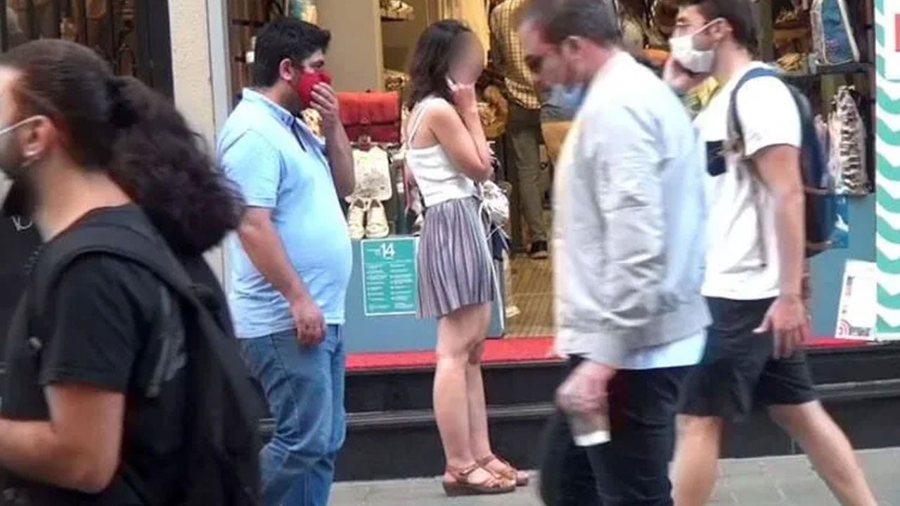 İstiklal Caddesi’nde genç kadını takip ettiği anlar kameralara yansıyan