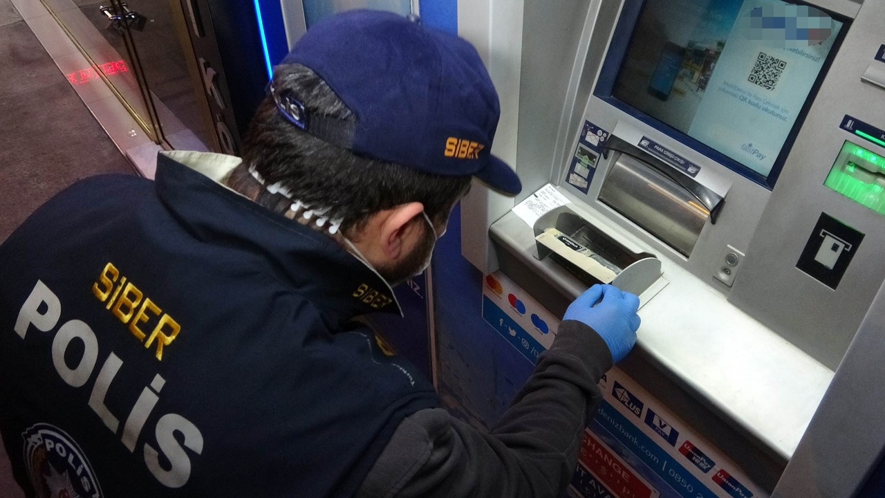 ATM'nin içinde gizli kameralı düzenek ele geçti
