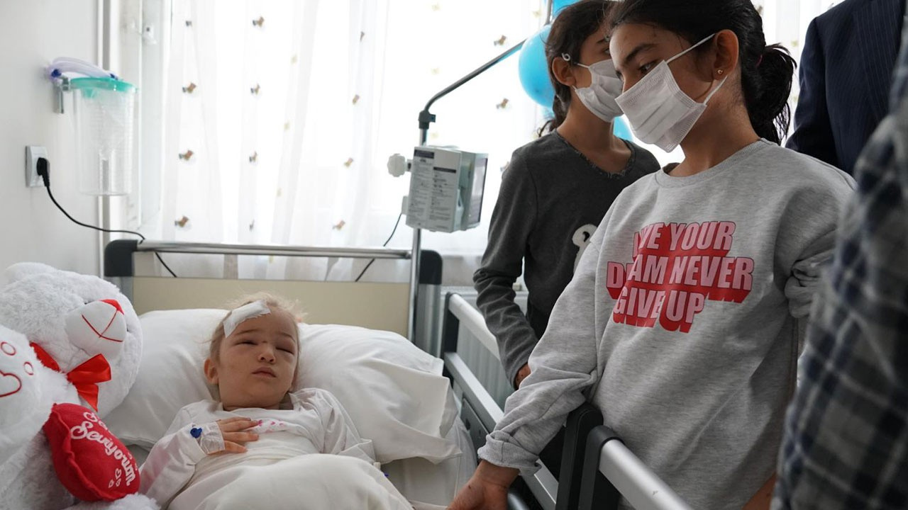 izmir deki depremde enkazdan 65 saat sonra cikarilan elif perincek ailesiyle hastanede bir araya geldi