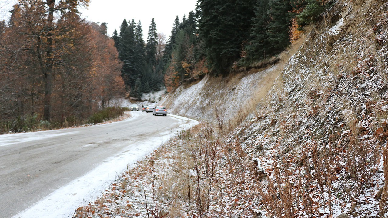 Bolu�nun doğa harikası Yedigöller Milli Parkı yolu, kar yağışı ve
