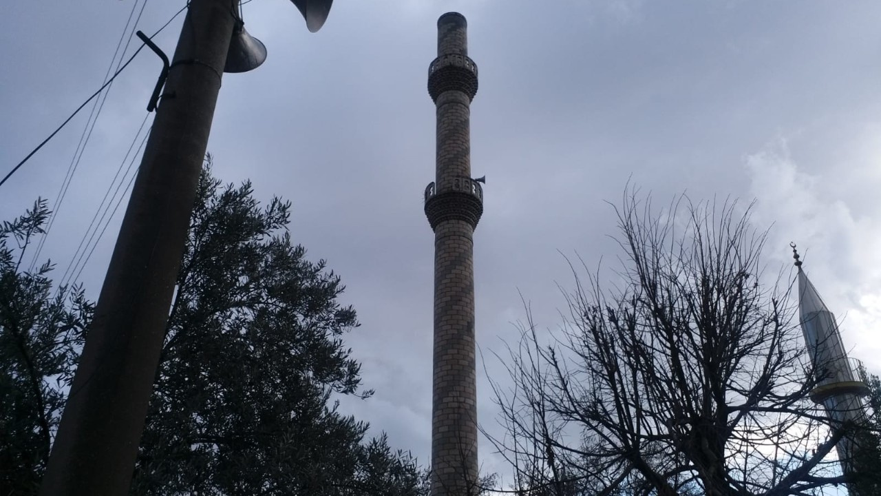 Şiddetli fırtına minarenin külahını uçurdu