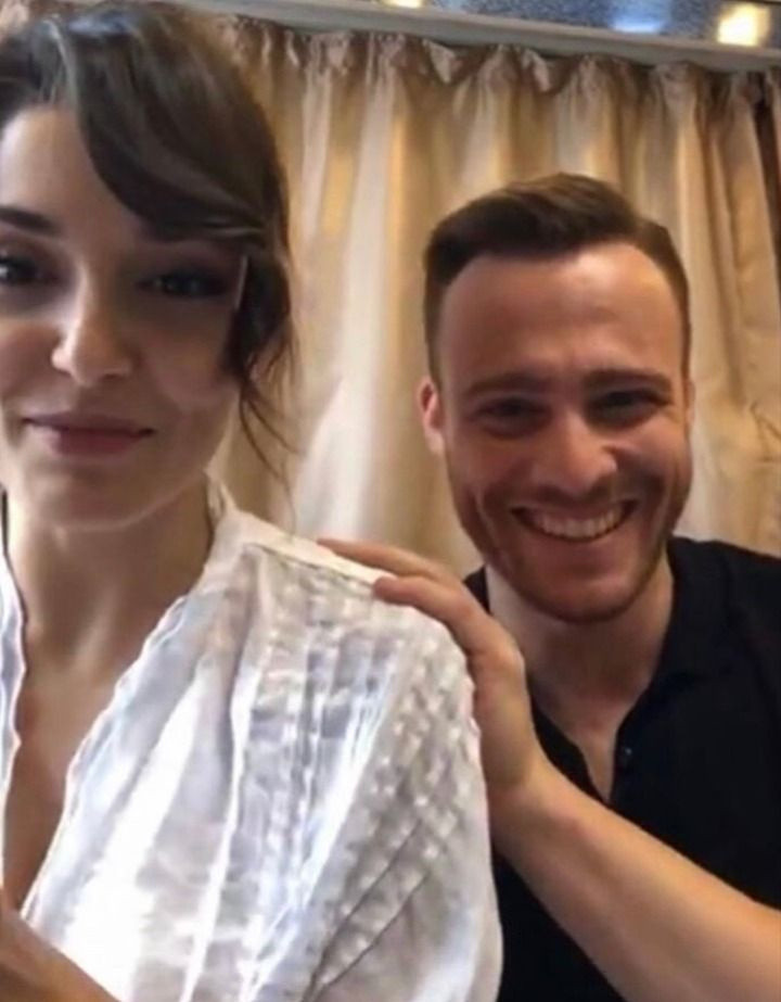 Fox TV�de ekrana gelen Sen Çal Kapımı dizisinde Kerem Bürsin ve Hande