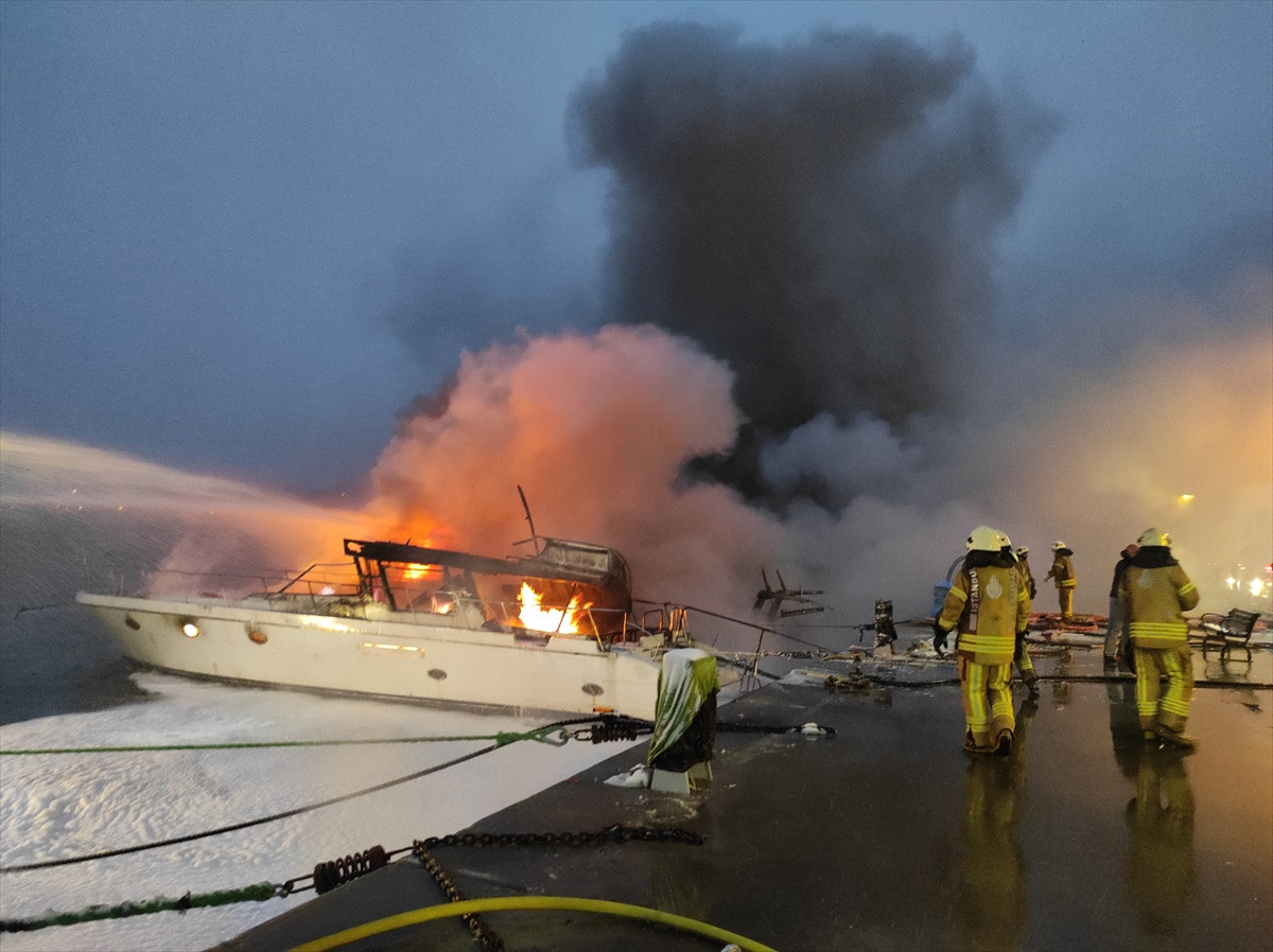 Bebek sahil şeridinde park halinde olan 2 yatta çıkan yangın