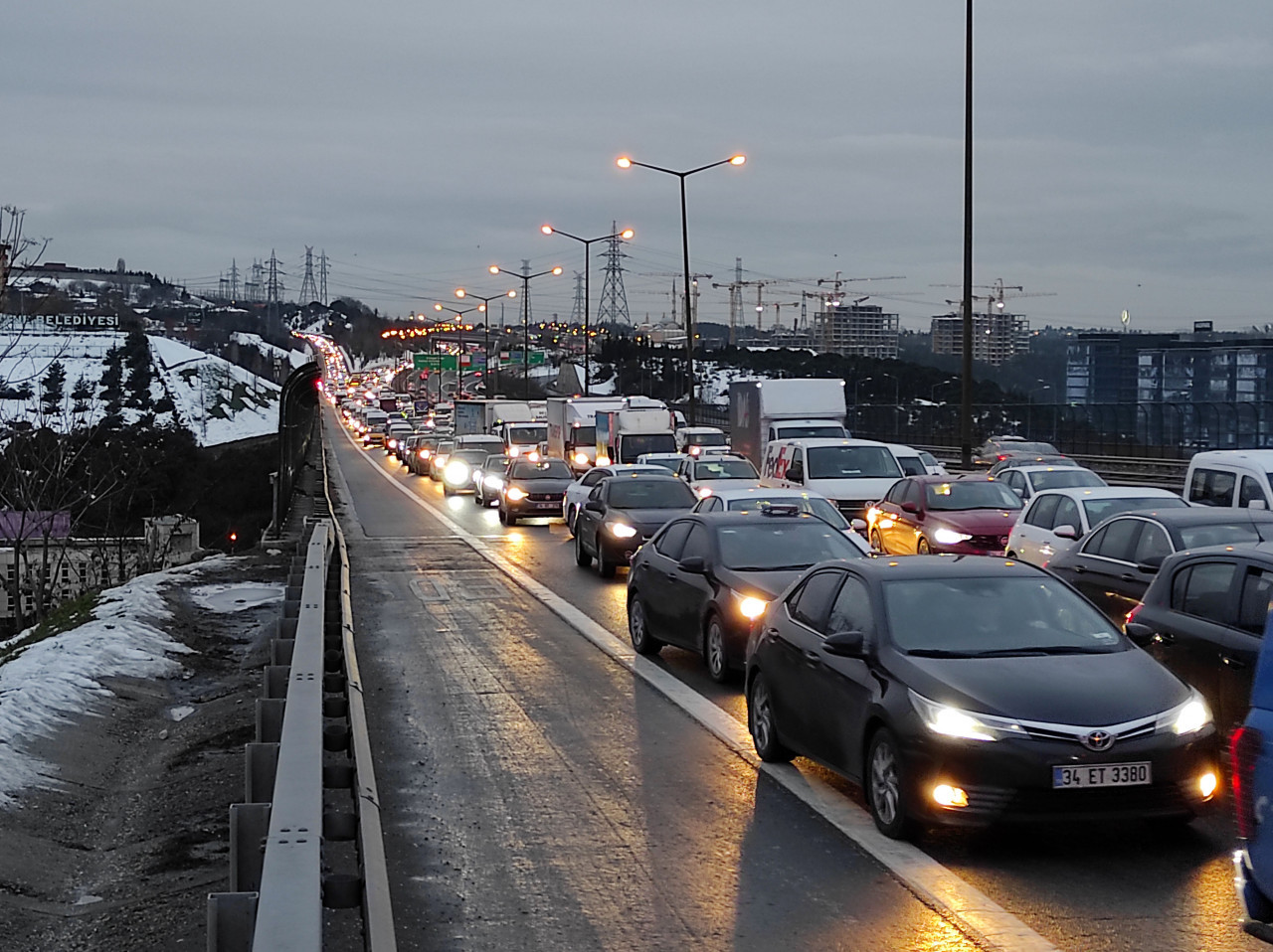Kağıthane TEM otoyolunda emniyet şeridindeki çevik kuvvet otobüsüne