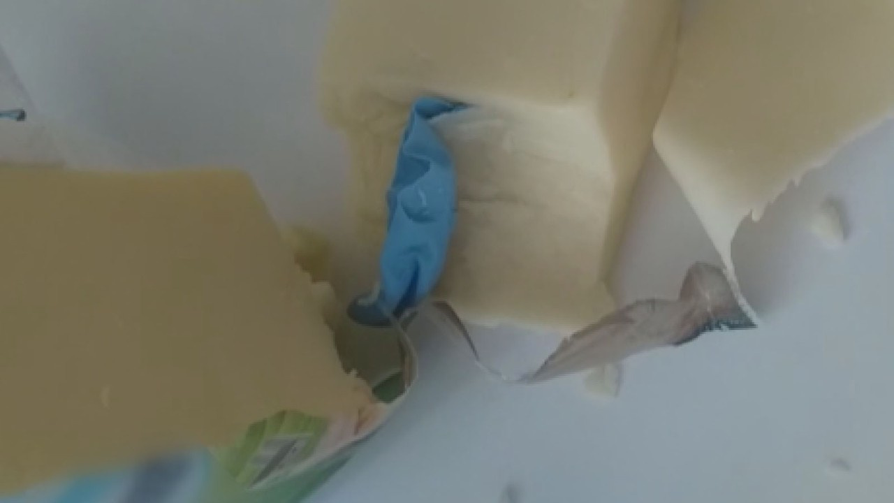 Peynirin içinden lastik eldiven çıktığı iddiası