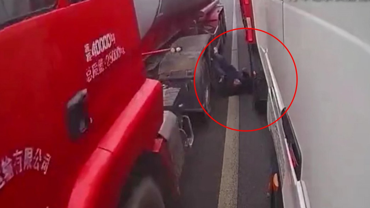 Çin'de otoyoldan geçen kamyon yayanın ayağını ezdi