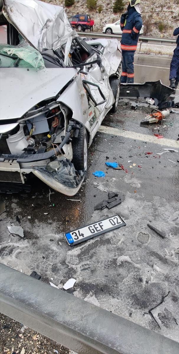 Ankaraİstanbul Otoyolu�nda otomobilin tıra arkadan çarpması sonucu 4