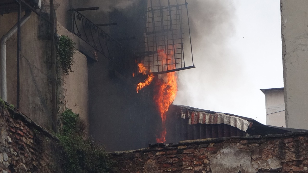 Beyoğlu’nda yangın: Patlama anı kamerada