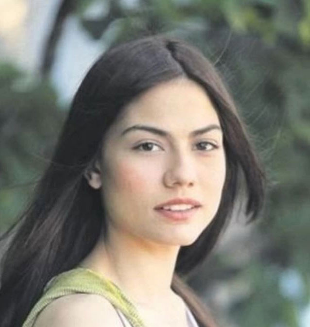Meslek hayatına Flaş TV’de Ankaralı Ayşe’nin programında dansçılık