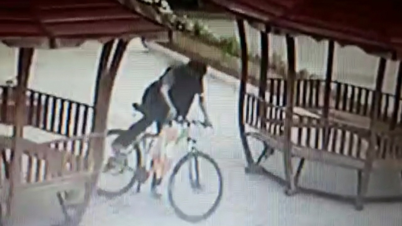 Vicdansız hırsız cami avlusundan bisiklet çaldı
