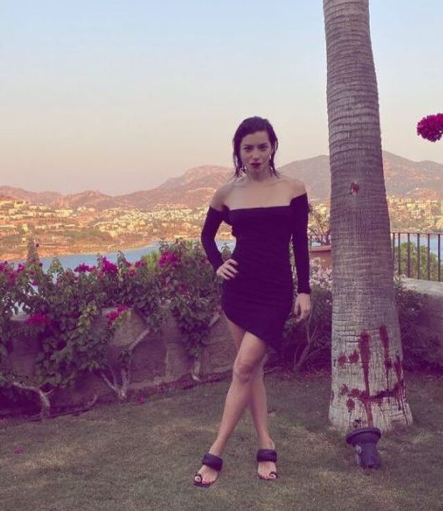 Merve Boluğur Bodrum tatilinden yaptığı paylaşımlarla hayranlarının
