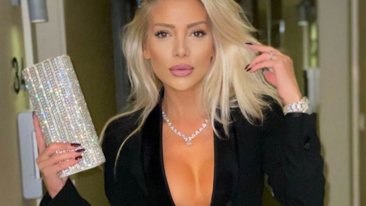 Tv8 Ekraninda Yayinlanan Doya Doya Moda Programinda Juri Uyesi Olan Gulsah Saracoglunun Kasik Dekolteli Elbisesi Olay Oldu