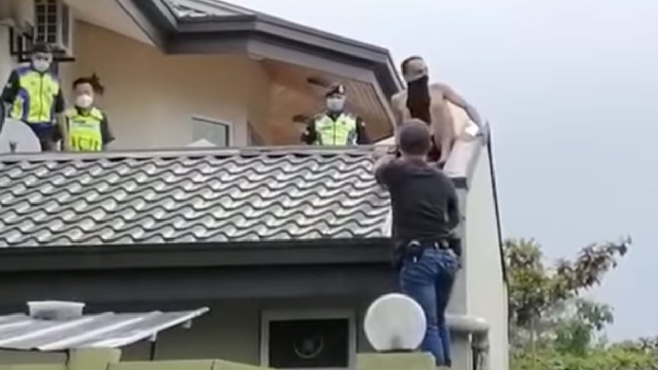 Polis yarı çıplak hırsızı çatıdan böyle kurtardı
