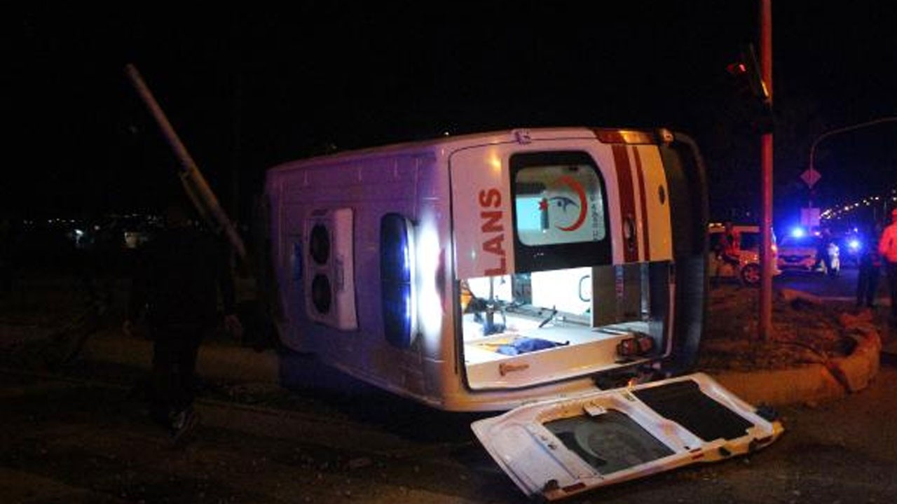 Otomobille çarpışan ambulanstaki kazazede öldü