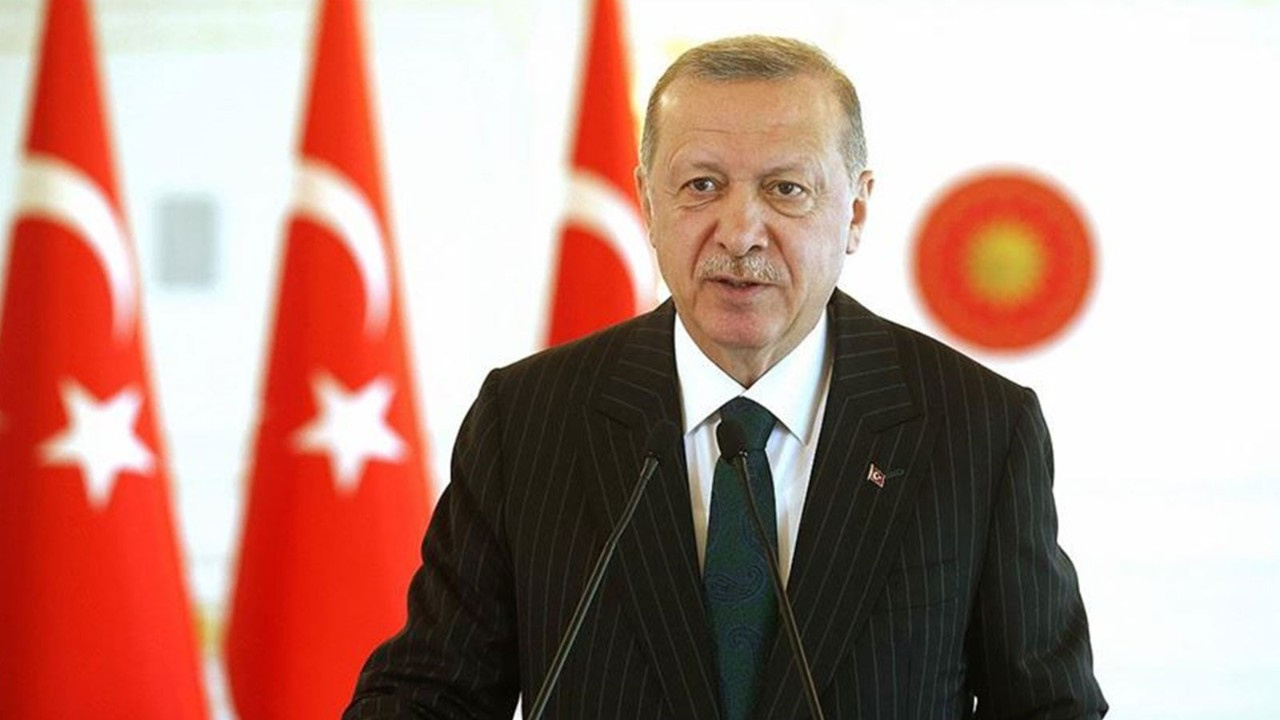 Erdoğan, sözleşmeli öğretmenliğin kaldırılacağını sözleşmeli öğretmenlerin normal öğretmen olacağını açıkladı
