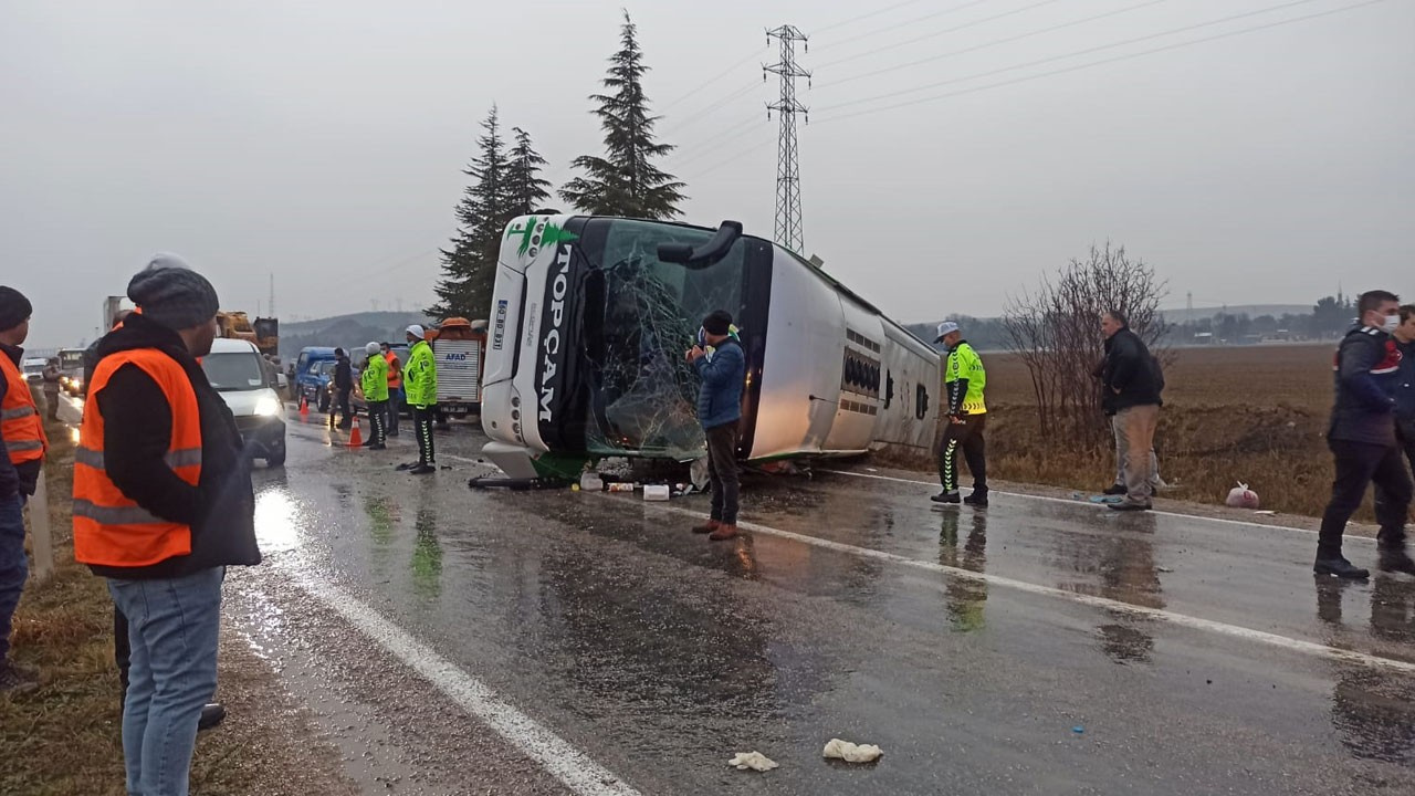 Amasya'da yolcu otobüsü devrildi