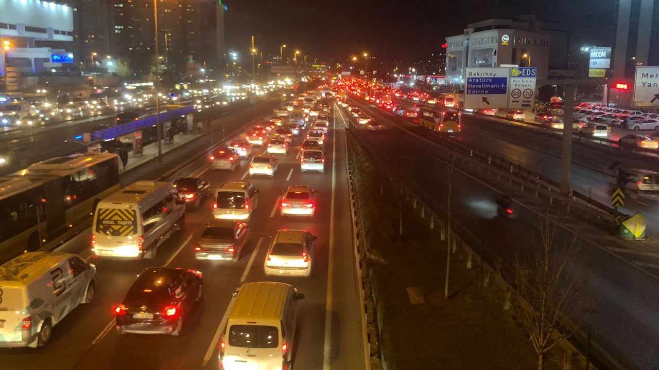 İstanbul'da trafik akışında yoğunluk yaşanıyor