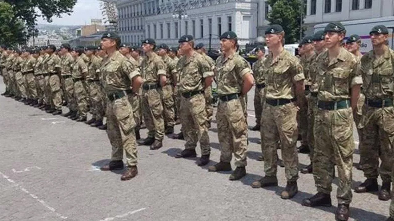 İngiltere'de seferberlik Ordu sokağa iniyor!