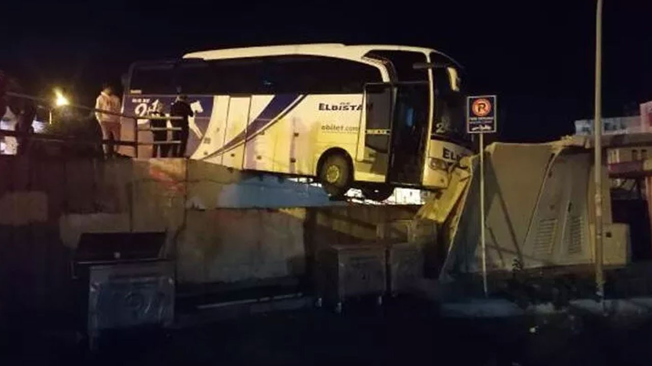 Yolcu otobüsü köprüde asılı kaldı