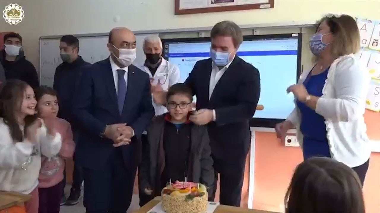 Validen 1. sınıf öğrencisine doğum günü sürprizi