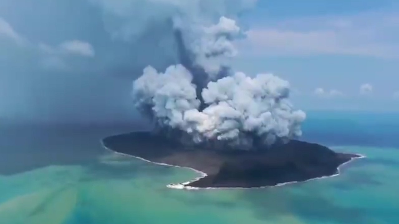 Tonga'daki yanardağın patlama anı kamerada!