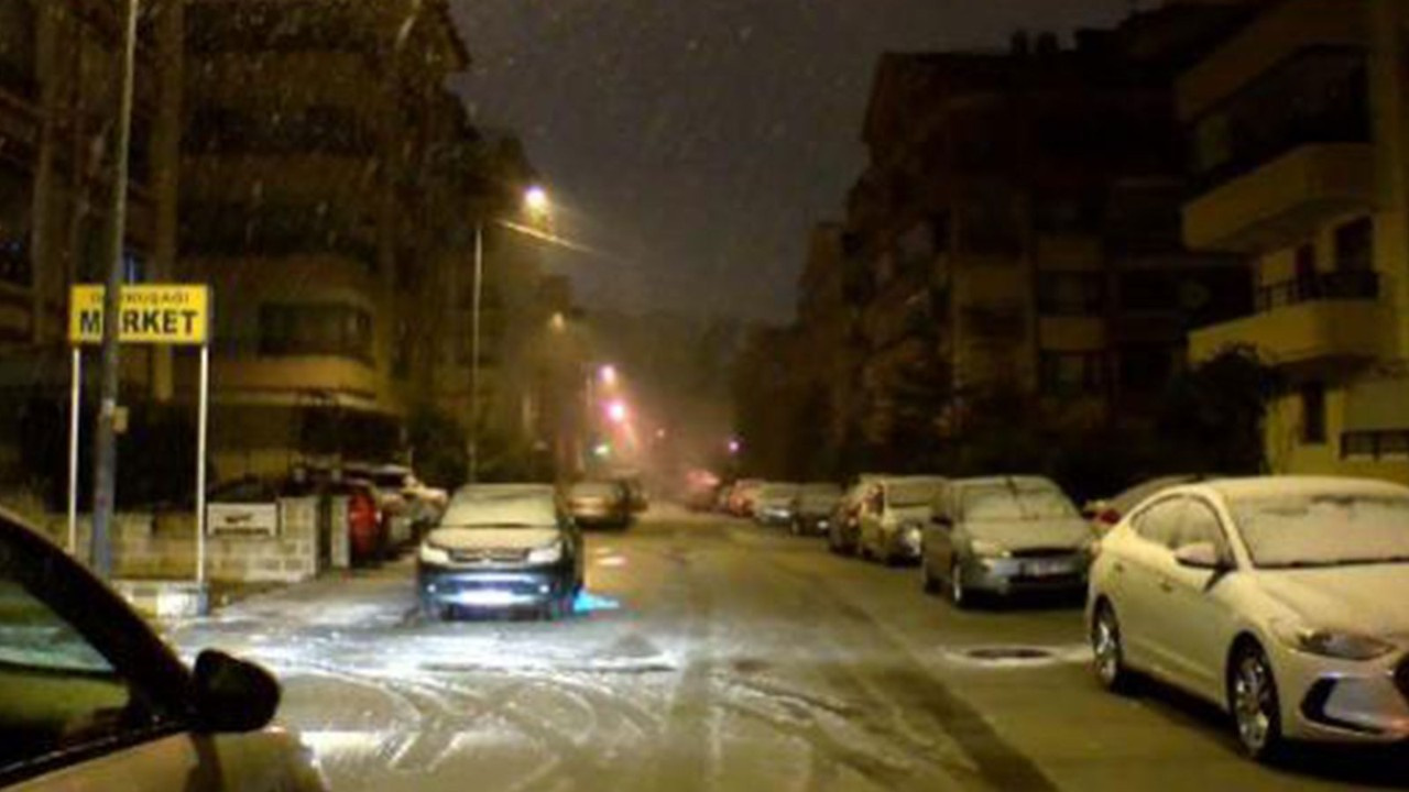 Başkent'te beklenen kar yağışı başladı! Ara sokaklar karla kaplandı
