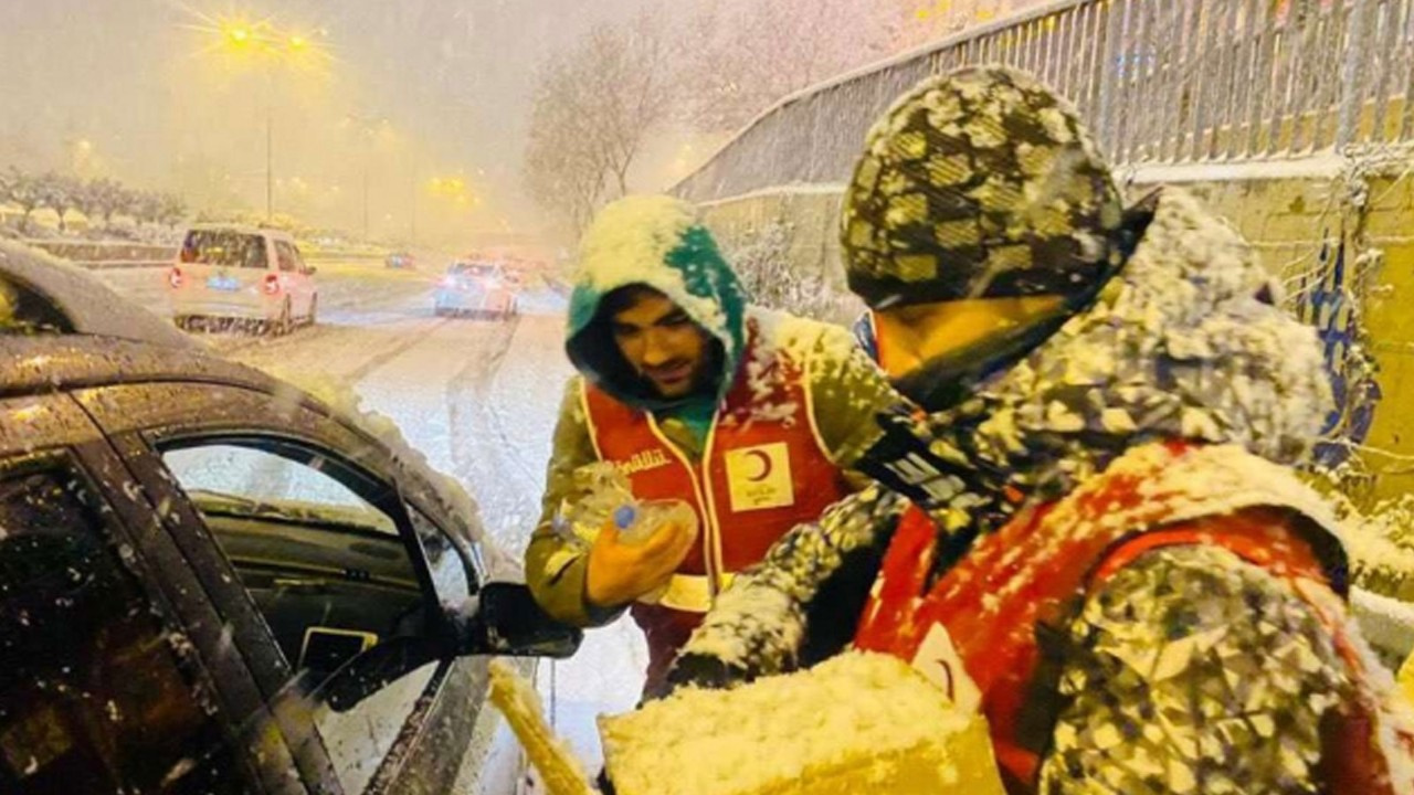Kızılay'dan karda mahsur kalanlara gıda yardımı