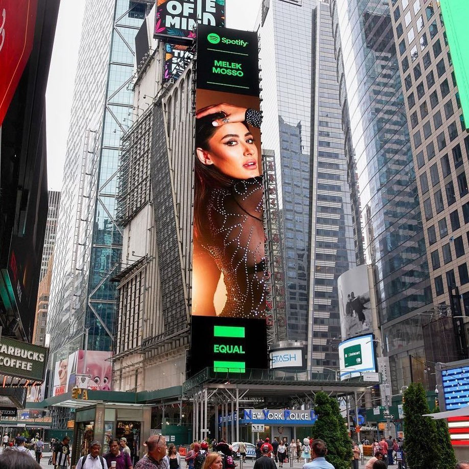 Bu iş Bitmiş şarkısı ile hem Türkiye hem de global listeye dahil edilen Melek  Mosso New York'taki Times Square'deki reklam panosunda yerini aldı