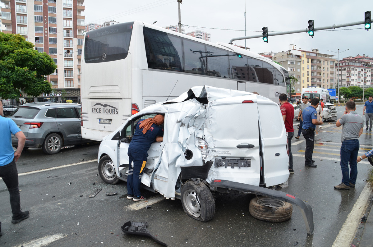Deli bal ayıdan sonra bu kez şoförü çarptı! Trabzon Yomra'da kontrolden  çıkan yolcu otobüsü kaza yaptı: Yaralılar var