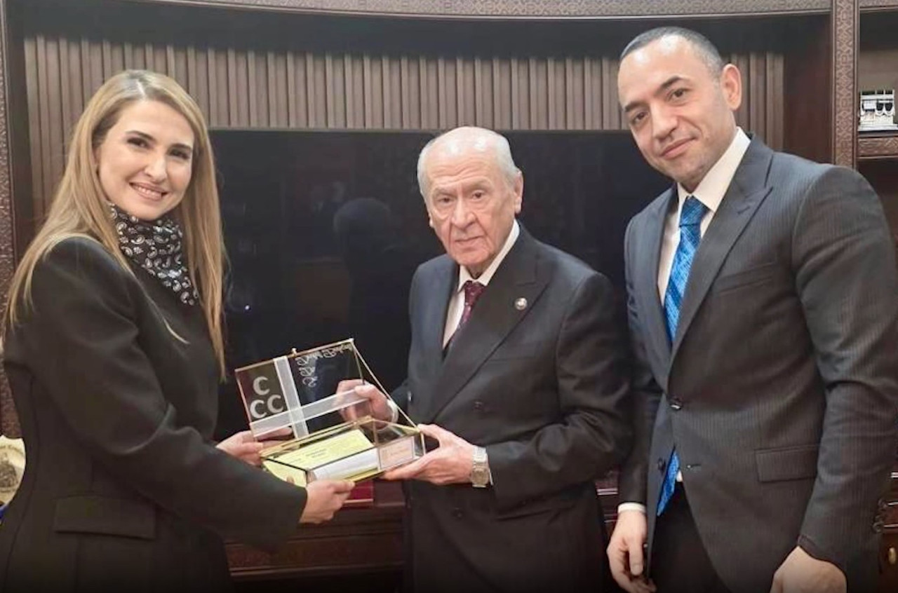 MHP Lideri Devlet Bah&ccedil;eli&rsquo;den tv100&rsquo;e &ouml;zel a&ccedil;ıklamalar! &Ouml;calan'ın Bah&ccedil;eli'ye hediye ettiği kilim ilk kez tv100'de! - Resim : 2
