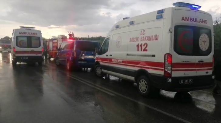 Isparta’da tur minibüsü şarampole yuvarlandı! 4 ölü, 16 yaralı - Resim : 2